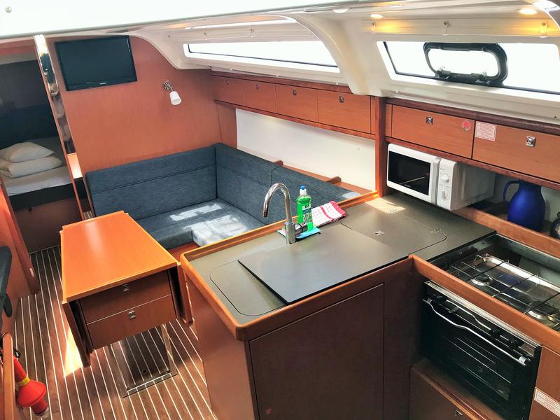Book yachts online - sailboat - Bavaria Cruiser 37 - Levant - rent