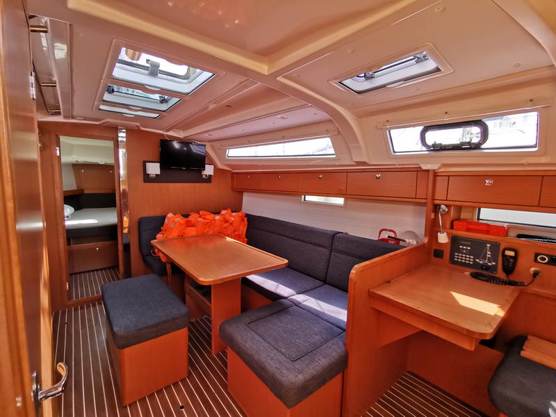 Book yachts online - sailboat - Bavaria Cruiser 41 - Libra - rent