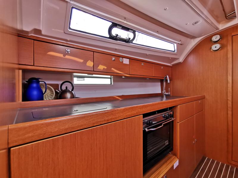 Book yachts online - sailboat - Bavaria Cruiser 41 - Zubatac - rent