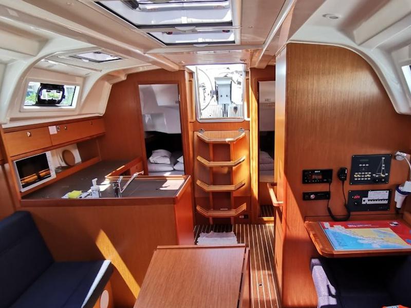 Book yachts online - sailboat - Bavaria Cruiser 37 - Emerald - rent