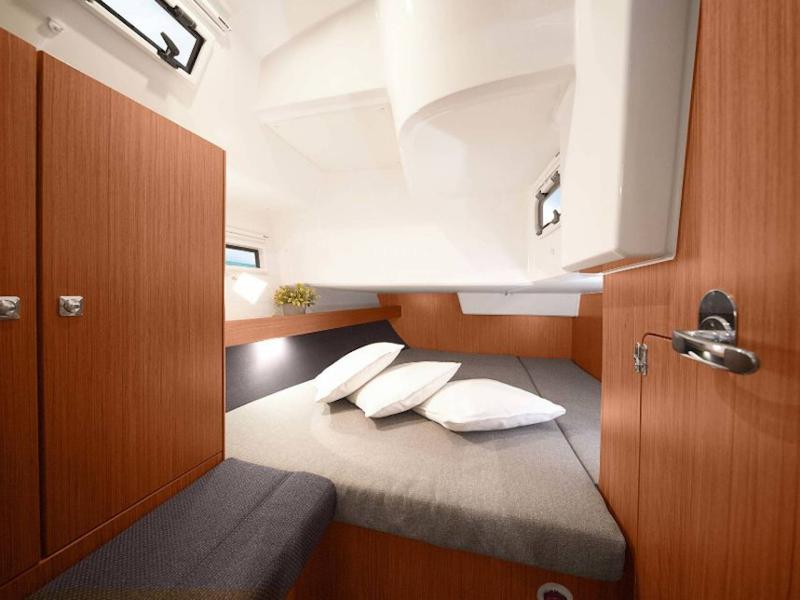 Book yachts online - sailboat - Bavaria Cruiser 41 - Sapphire - rent