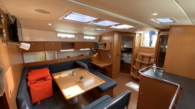 Book yachts online - sailboat - Bavaria Cruiser 45 - Lunga - rent