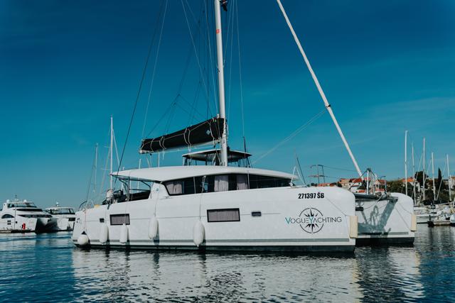 Book yachts online - catamaran - Lagoon 42 - ARTEMIS - rent