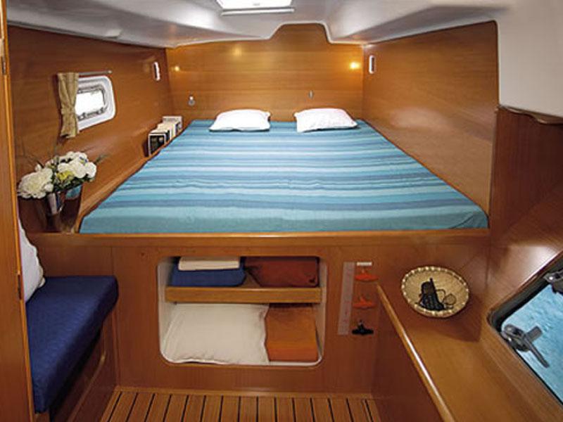 Book yachts online - catamaran - Lagoon 380 - Queen Mia - rent