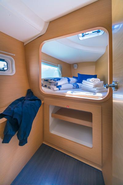 Book yachts online - catamaran - Lagoon 380 - Queen Mia - rent