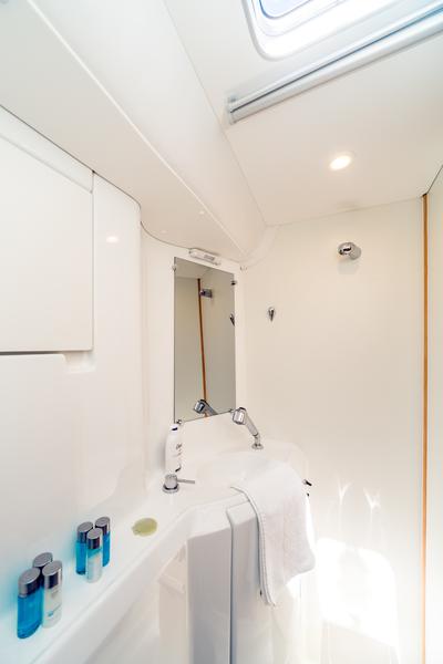 Book yachts online - catamaran - Lagoon 380 - Queen Mia - rent