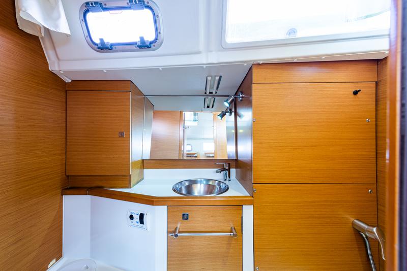 Book yachts online - sailboat - Jeanneau Sun Odyssey 379 - Amor Fati - rent