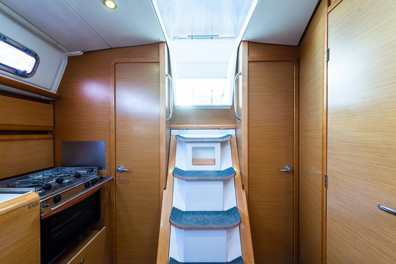 Book yachts online - sailboat - Jeanneau Sun Odyssey 379 - Amor Fati - rent