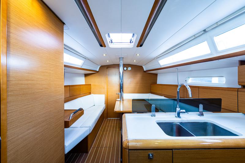Book yachts online - sailboat - Jeanneau Sun Odyssey 379 - Amor Fati - rent