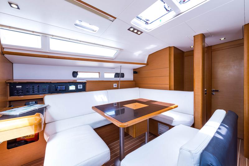 Book yachts online - sailboat - Jeanneau Sun Odyssey 469 - Vega - rent
