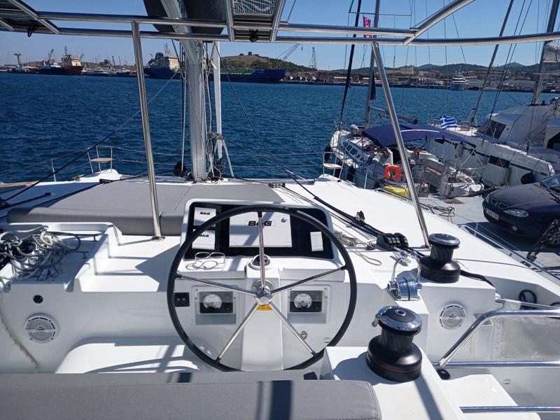 Book yachts online - catamaran - Lagoon 450  Flybridge - Golden Dream - rent