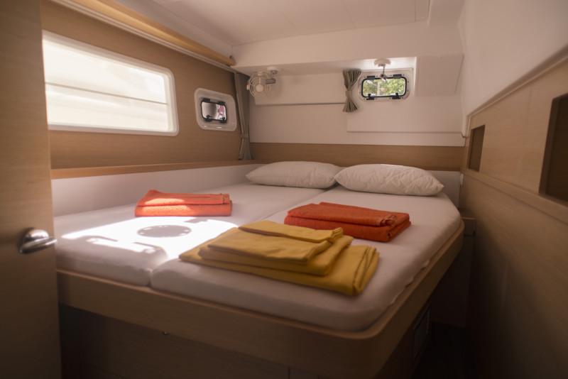 Book yachts online - catamaran - Lagoon 400 S2 - Why not 11 - rent
