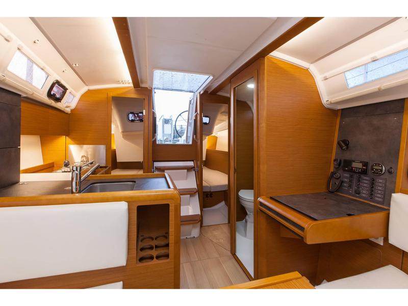 Book yachts online - sailboat - Jeanneau Sun Odissey 349 - Mon Amour - rent