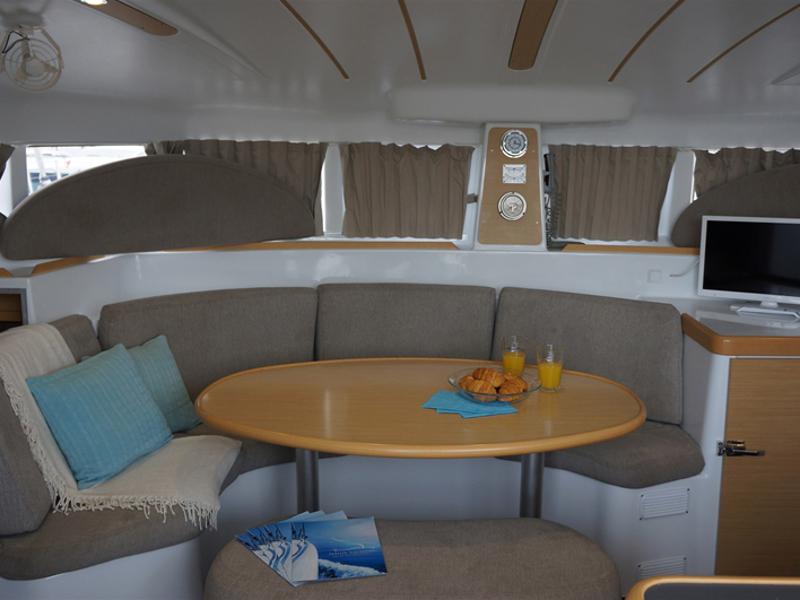 Book yachts online - catamaran - Lagoon 380 S2 - Dido - rent