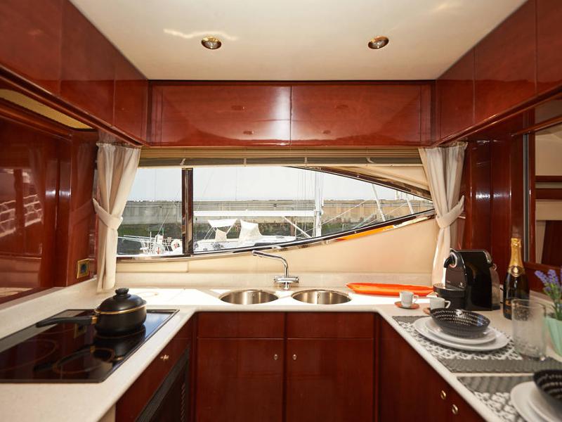 Book yachts online - motorboat - Princess 20M - Seafree - rent