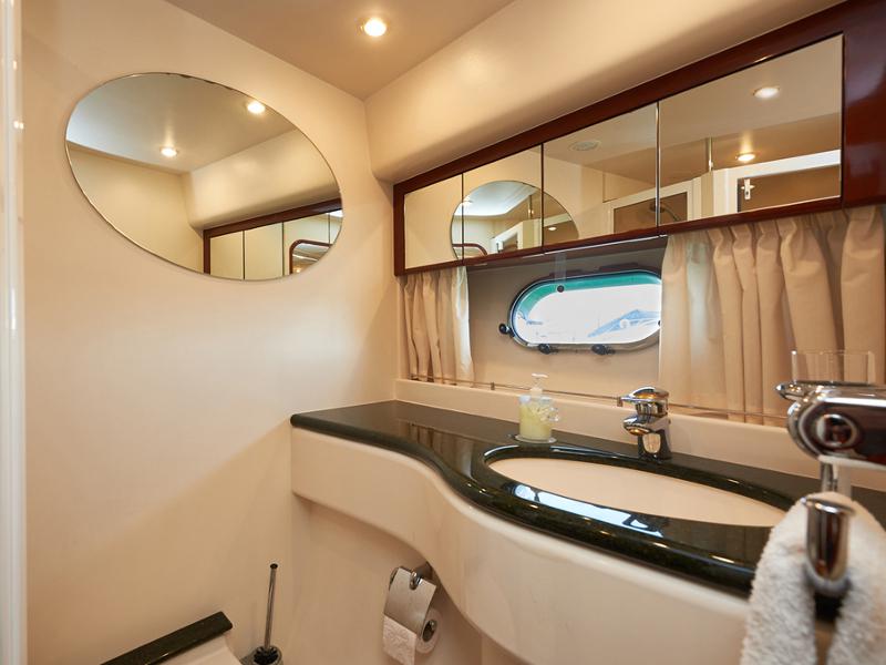 Book yachts online - motorboat - Princess 20M - Seafree - rent