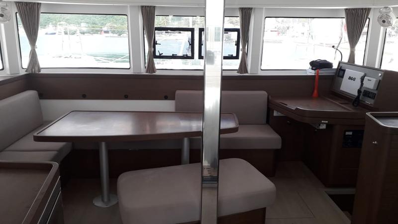 Book yachts online - catamaran - Lagoon 42 - Uiara - rent
