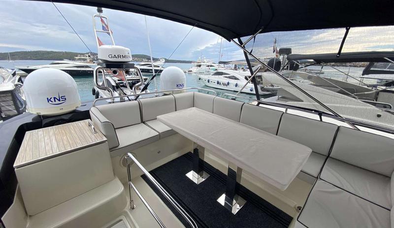 Book yachts online - motorboat - Monte Carlo 5 - Sundowner - rent