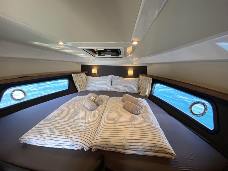 Book yachts online - motorboat - Grandezza 34 OC - BASILEIA - rent