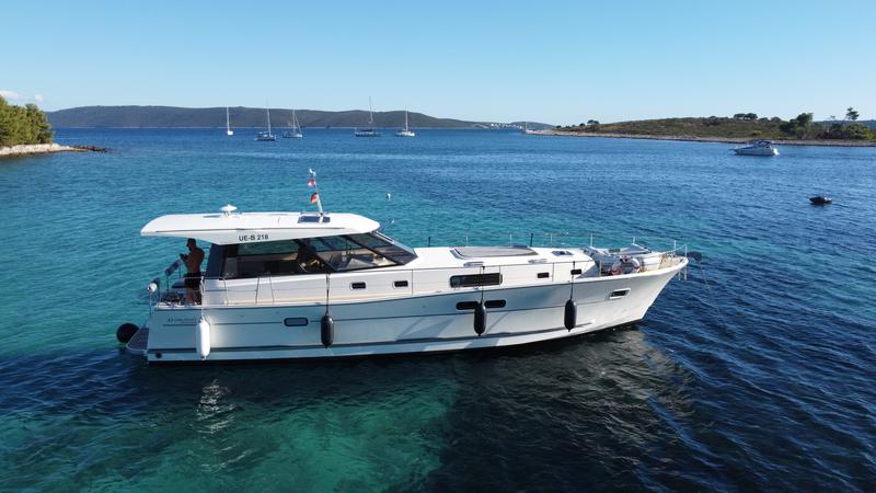 Book yachts online - motorboat - Delphia Escape 1350 - Vamia - rent