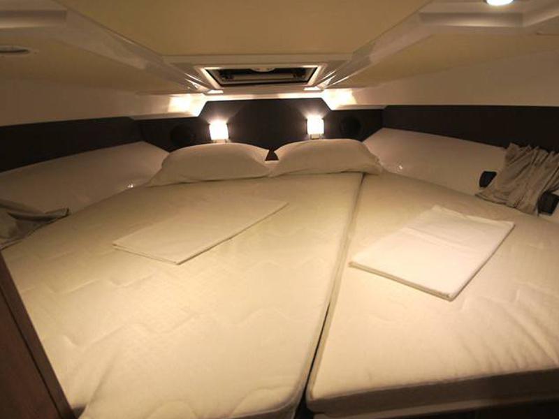 Book yachts online - motorboat - Grandezza 27 OC - Grandezza 27 OC (2014) - rent