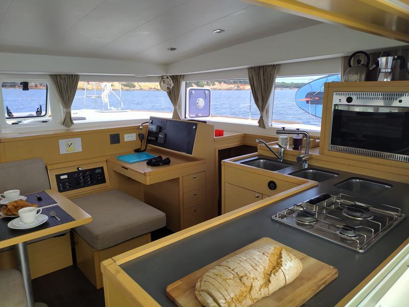 Book yachts online - catamaran - Lagoon 400 s2 - MIRANDA - rent