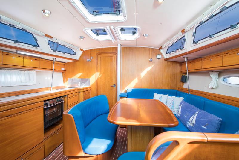 Book yachts online - sailboat - Bavaria 40 Cruiser - Madrugada - rent
