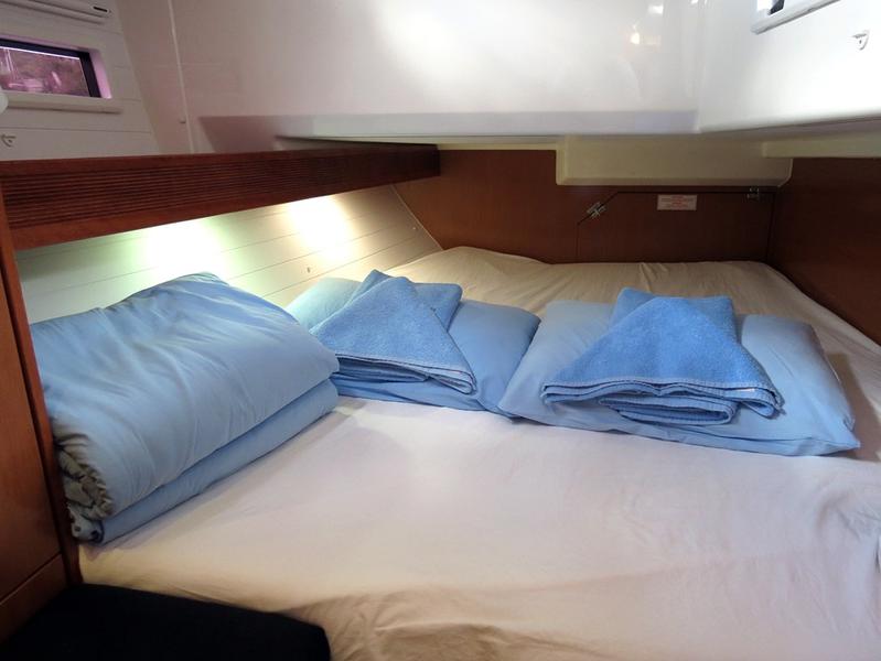 Book yachts online - sailboat - Bavaria Cruiser 40 - Almina - rent