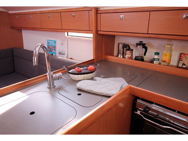 Book yachts online - sailboat - Bavaria Cruiser 37 6 - Chilly Lilly - rent