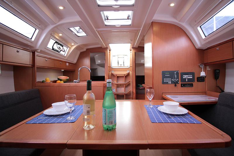 Book yachts online - sailboat - Bavaria Cruiser 37 - Black Pearl - rent