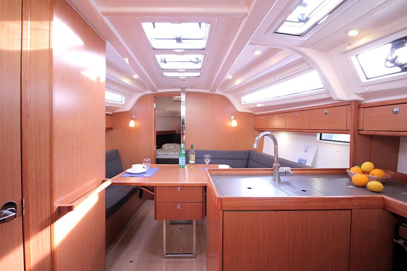 Book yachts online - sailboat - Bavaria Cruiser 37 - Black Pearl - rent