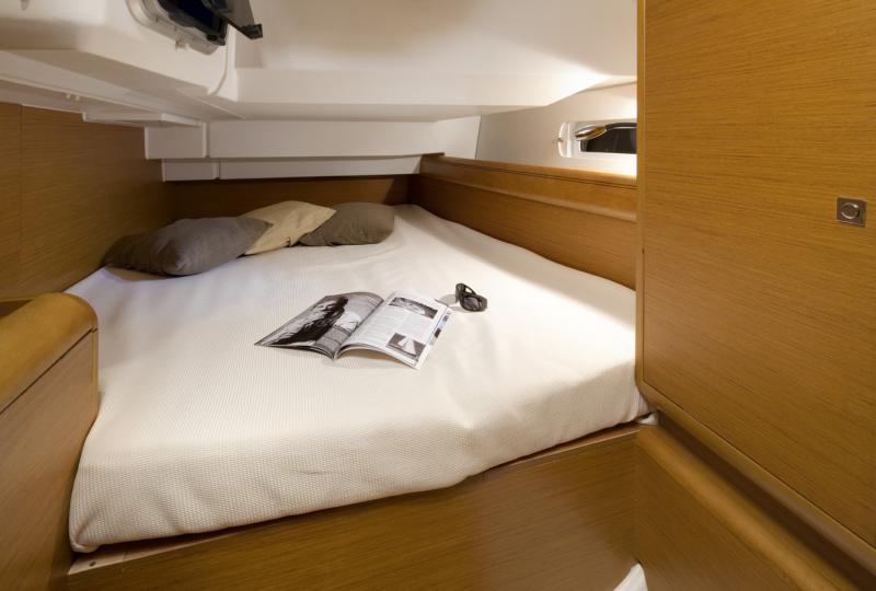 Book yachts online - sailboat - JEANNEAU S. O. 419   2017 - VENERA  - rent