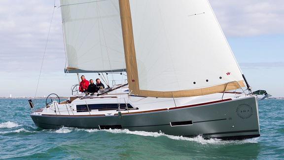 Book yachts online - sailboat - Dufour 382 GL - Regor - rent