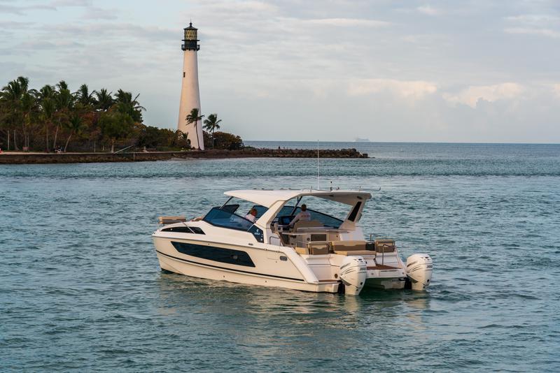 Book yachts online - motorboat - Aquila 36 - Joy - rent