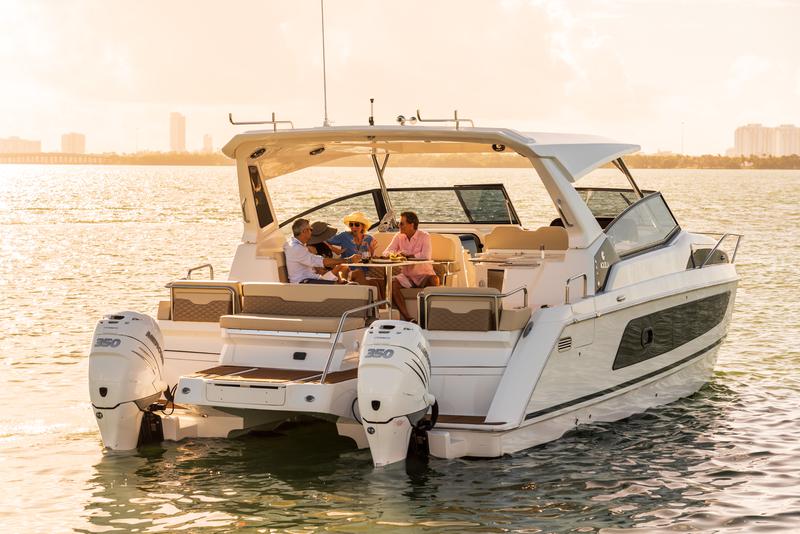Book yachts online - motorboat - Aquila 36 - Joy - rent