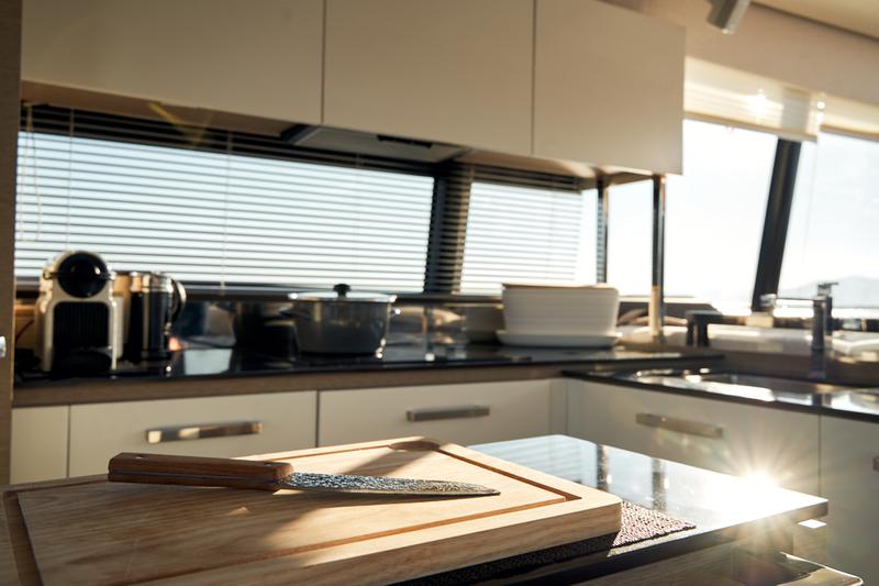 Book yachts online - motorboat - Prestige 680 S - Smeralda Blu - rent