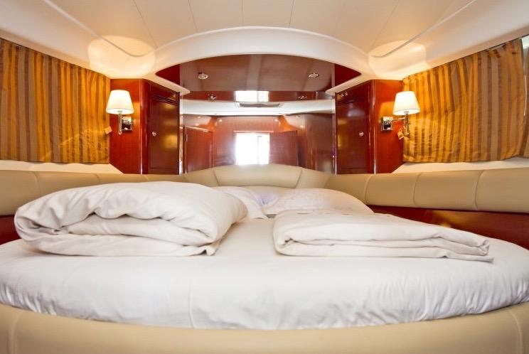 Book yachts online - motorboat - Prestige 46 Fly-a - Cobalt Blu - rent