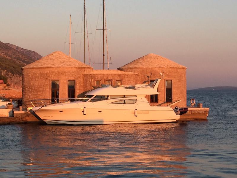 Book yachts online - motorboat - Prestige 46 Fly-a - Cobalt Blu - rent