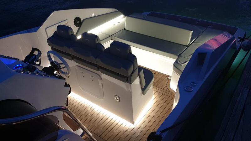 Book yachts online - powercatamaran - Aurea 30 'Cabin Dream Daycruiser - Igor - rent