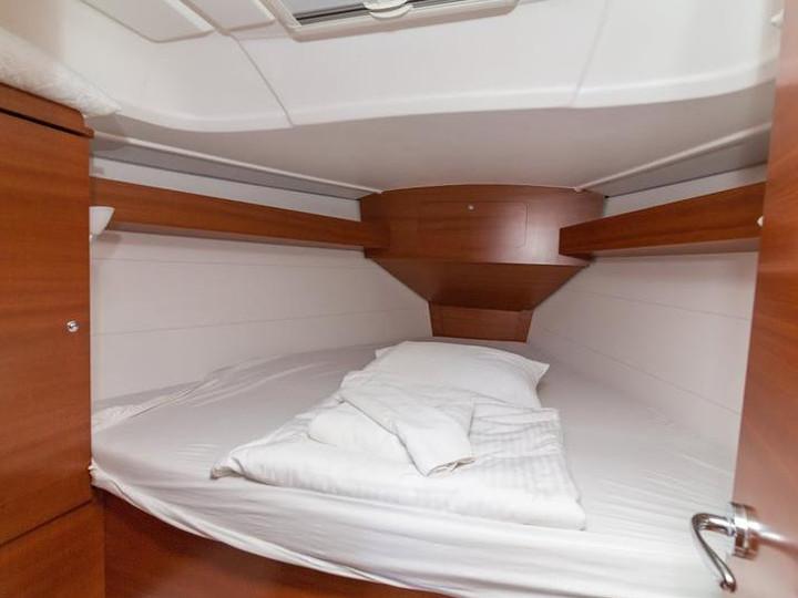 Book yachts online - sailboat - Dufour 335 Grand Large - PIPPI +new sails 2018 - rent