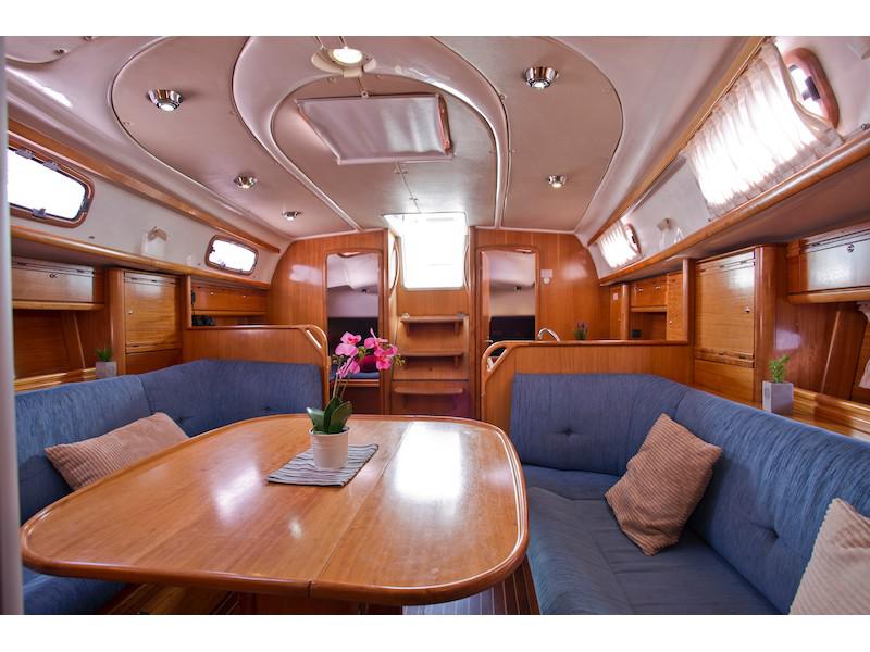 Book yachts online - sailboat - Bavaria 37 Cruiser - Ikona - rent