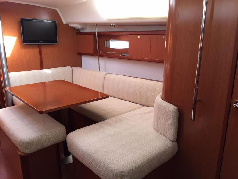 Book yachts online - sailboat - Beneteau Oceanis 40 - Tosca - rent