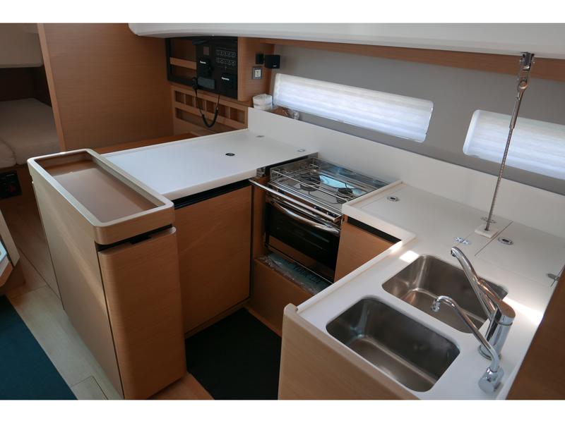 Book yachts online - sailboat - Sun Odyssey 440 - Frenetica - rent