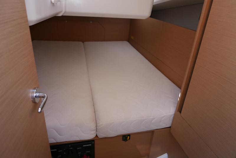 Book yachts online - sailboat - Sun Odyssey 440 - Frenetica - rent