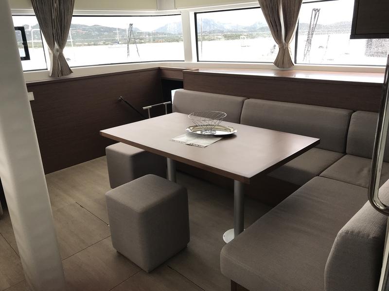 Book yachts online - catamaran - Lagoon 52F - 6 cab - Dugongo II (ANU) - rent