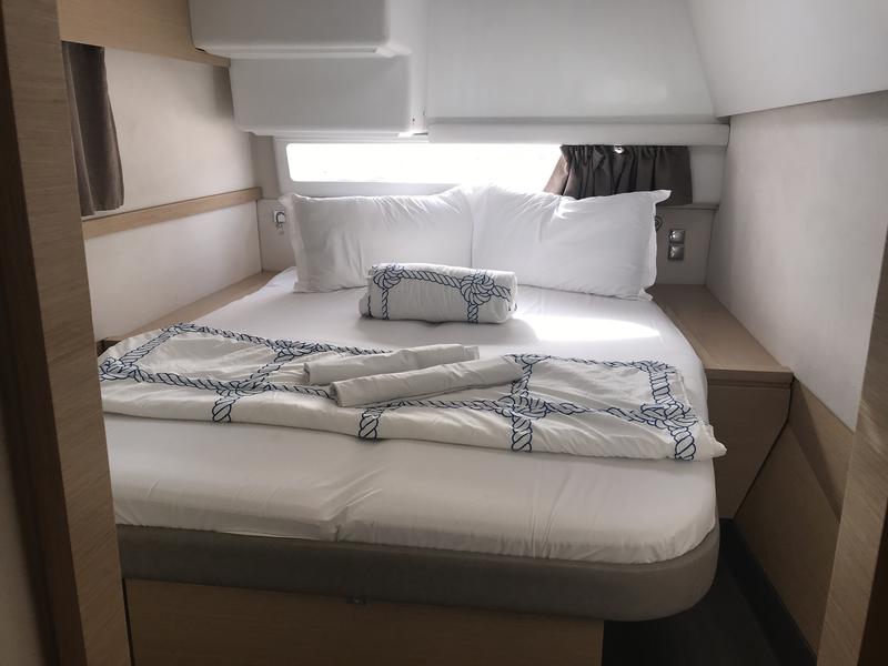 Book yachts online - catamaran - Helia 44 - Pixie Dixie (A/C, Generator) - rent