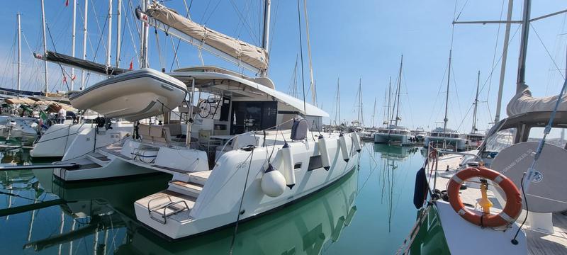 Book yachts online - catamaran - Lagoon 42 - Gamma Leonis - rent