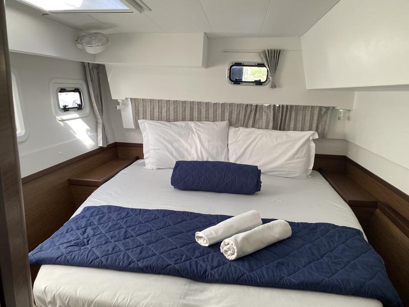 Book yachts online - catamaran - Lagoon 42 - Diadema (A/C, WM, Generator, Inverter) - rent