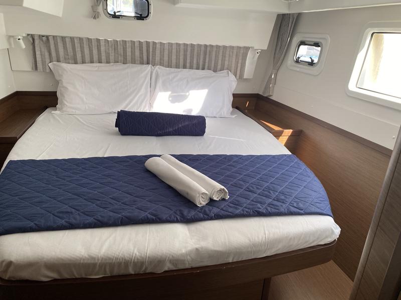 Book yachts online - catamaran - Lagoon 42 - Diadema (A/C, WM, Generator, Inverter) - rent