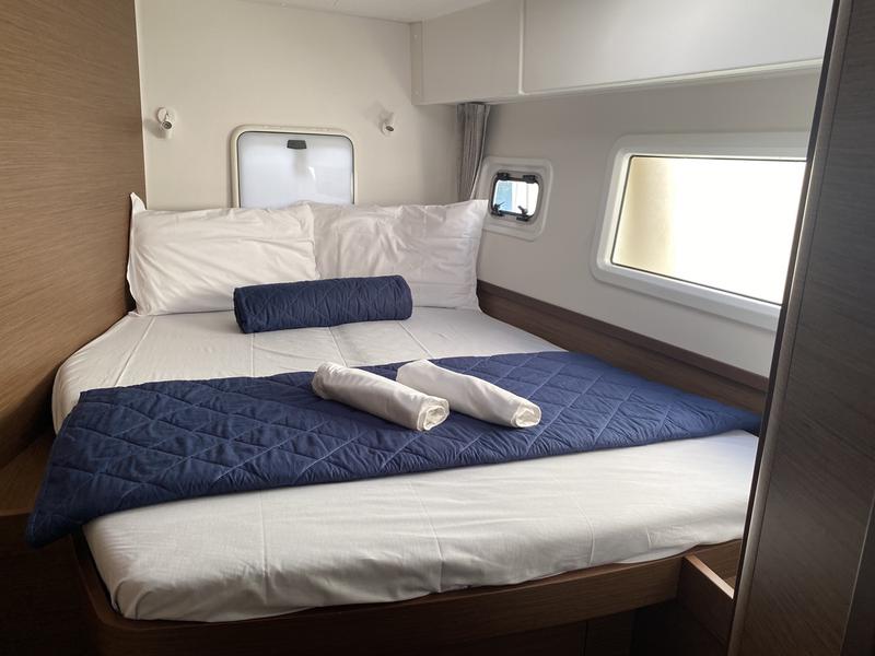 Book yachts online - catamaran - Lagoon 42 - Diadema (A/C, WM, Generator, Inverter) - rent